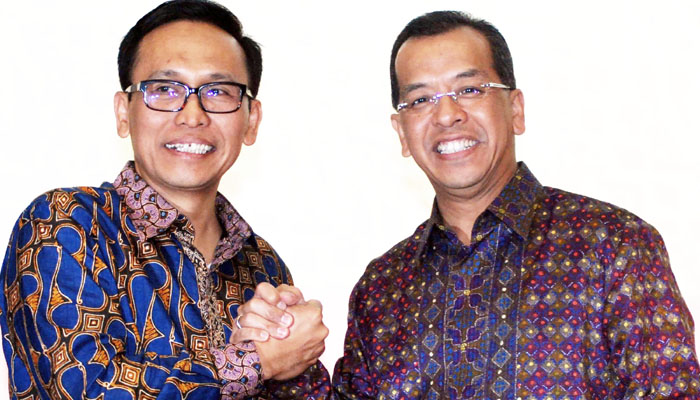Arif Wibowo (left) and Emirsyah Satar from Poskota News