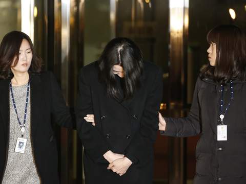 Heather Cho leaves for a detention facility after a court ordered her to be detained, at the Seoul Western District Prosecutor?s office