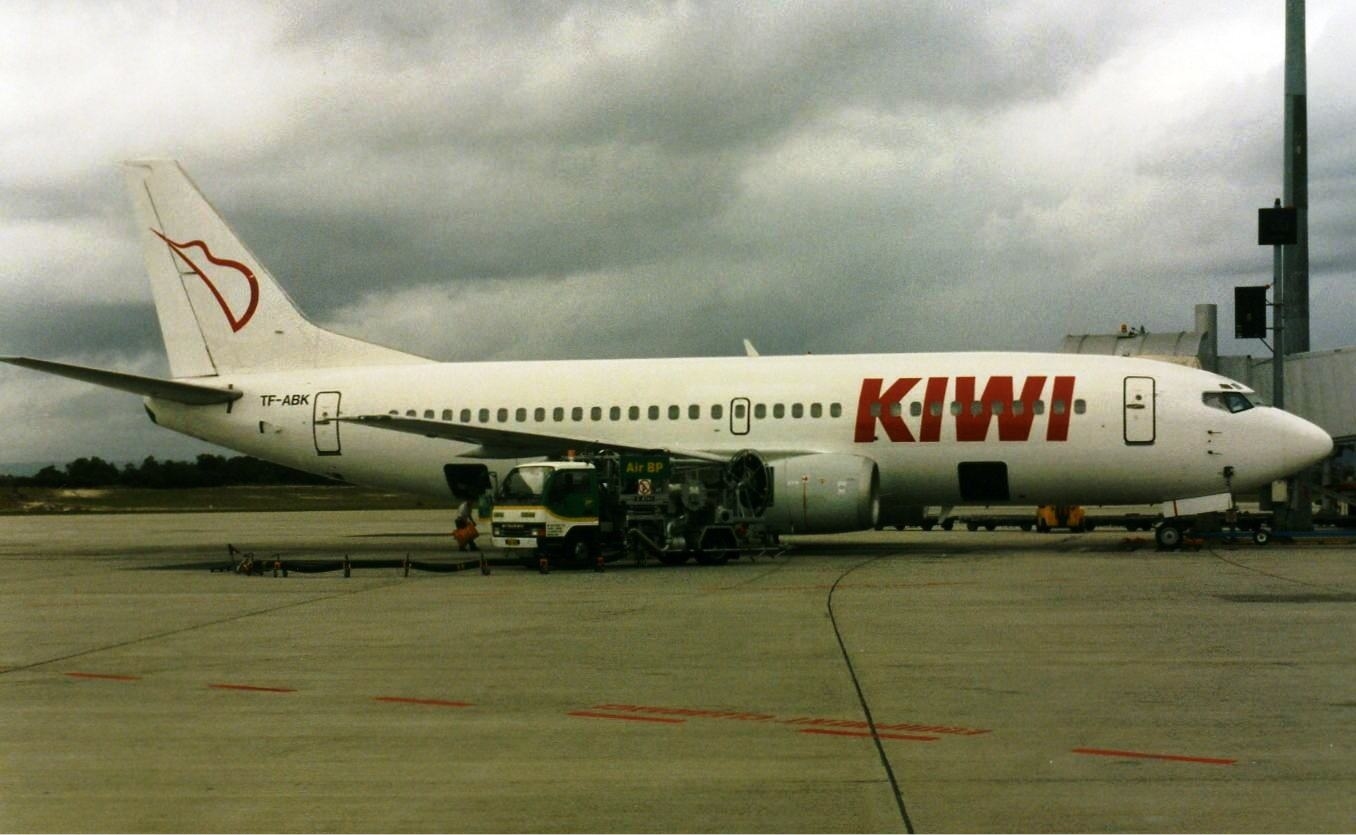 Kiwi_Travel_International_Airlines_Boeing_737-300_Wheatley