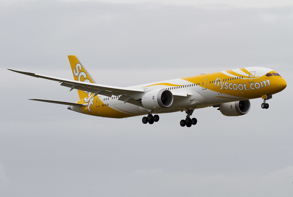 Scoot_Boeing_787_on_finals_at_Singapore_Changi_Airport