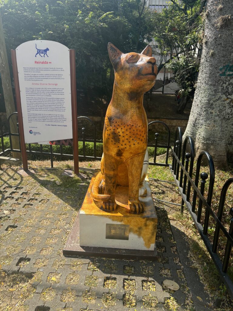 a statue of a cat