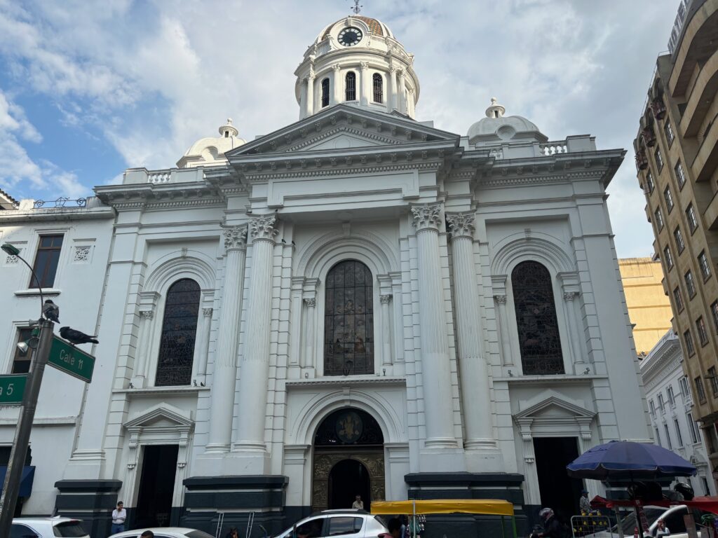 a white building with a dome and a dome on top with Marble Arch in the background