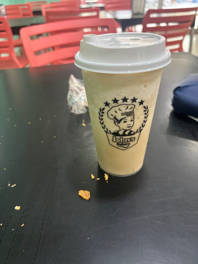 a coffee cup with a white lid and a white cap