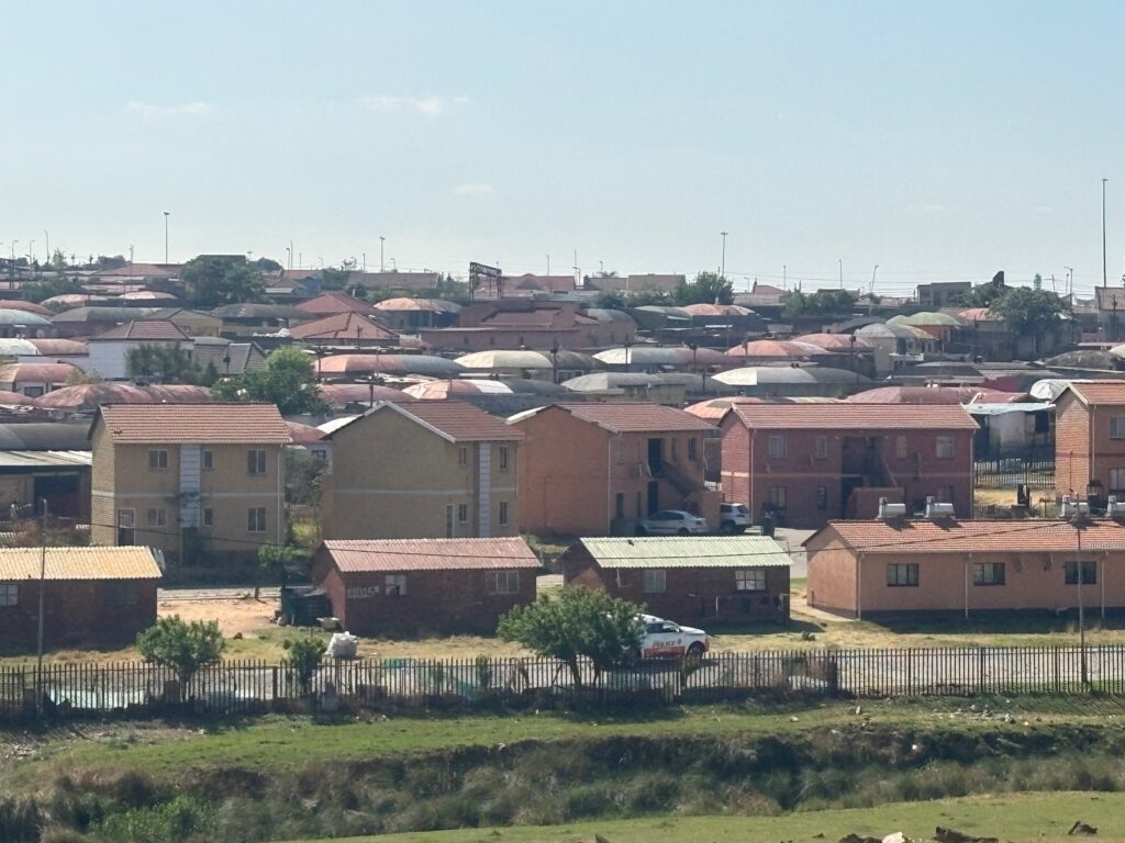 a group of houses in a neighborhood