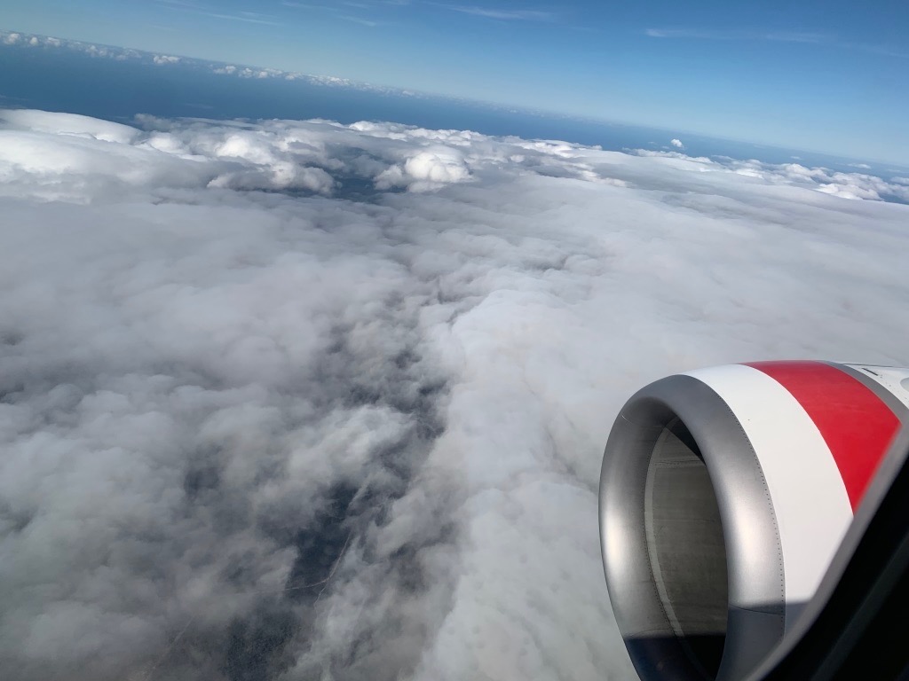 Ala de avión y nubes.