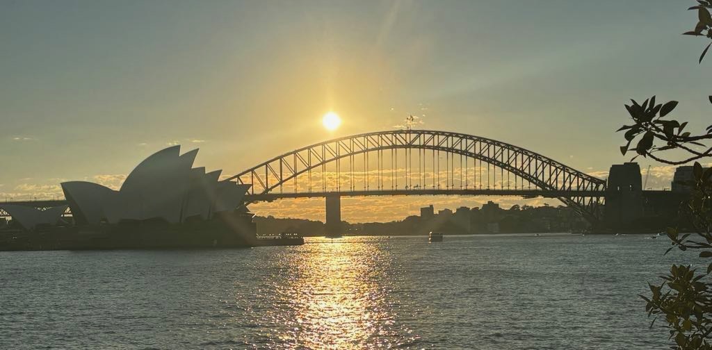 Puente sobre el agua con edificio en segundo plano.