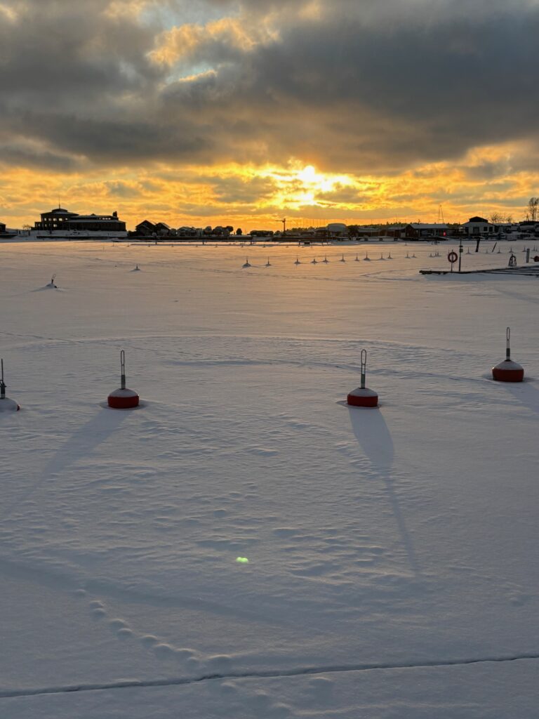 Un terreno nevado con un grupo de pilares.