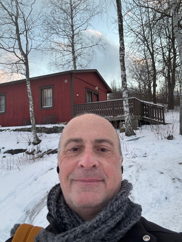 Hombre tomándose un selfie en la nieve.