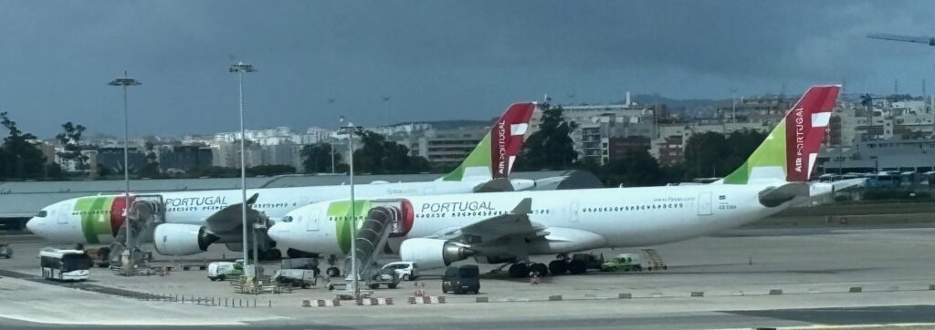 Avión estacionado en la pista