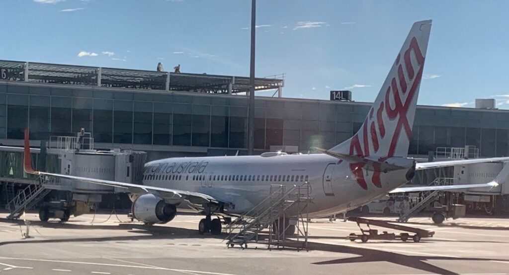 Avión estacionado en el aeropuerto