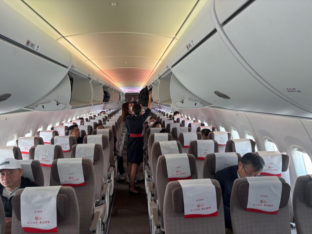 Un grupo de personas en un avión.