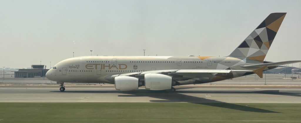 Gran avión blanco en la pista.